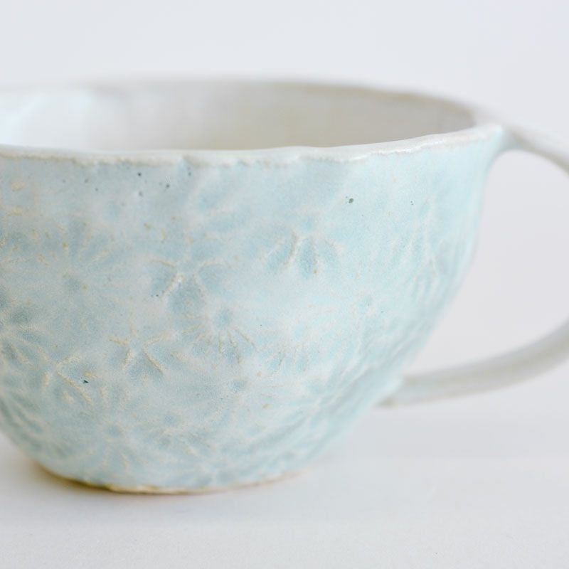 うっすらレリーフが施された表面に流れるように釉薬が掛かっています