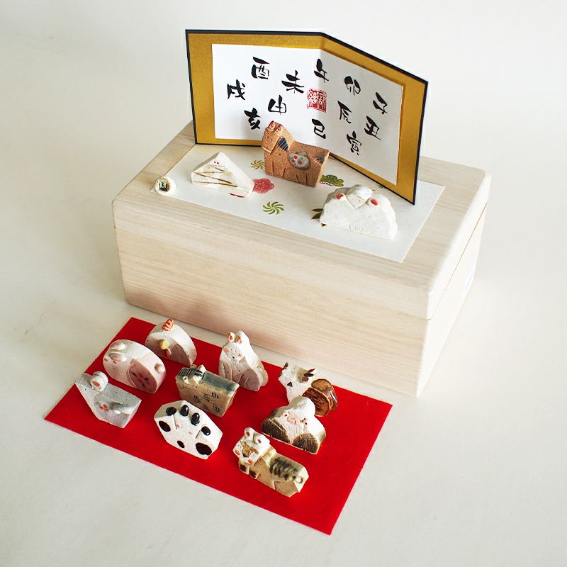 型を使わず手作りに拘り、丁寧な手作業で作られた置物たちは間近で見ると奥深い土の温かみを感じられます