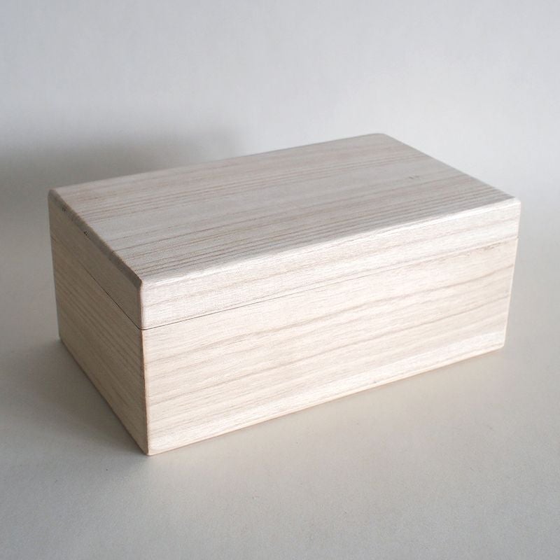 台としても飾れる木箱がついています