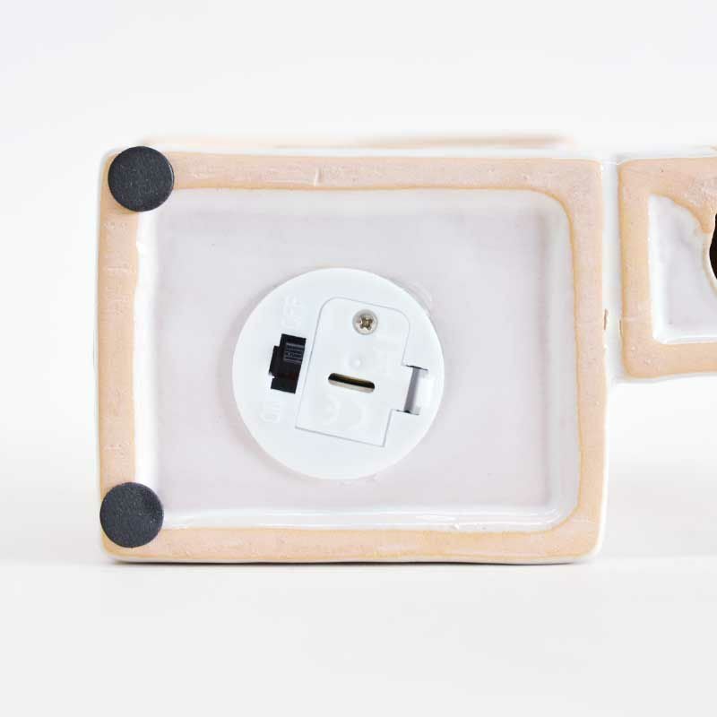 裏側のスイッチです（使用電池：LR44）