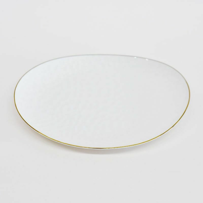 シンプルなフォルムに金の縁取りがエレガントな雰囲気を感じさせます