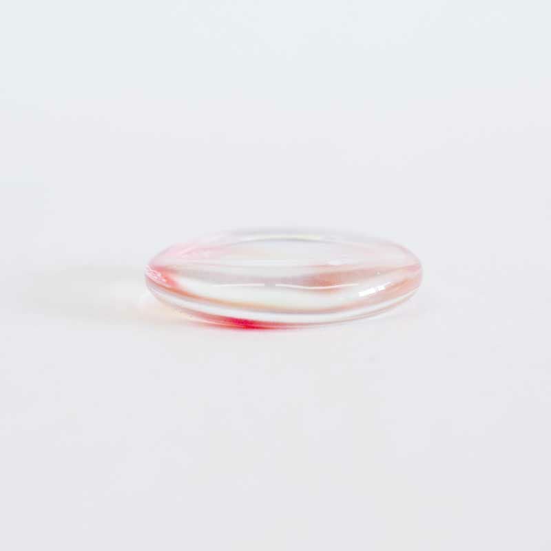 透明感のあるガラスに映えるピンクの色彩