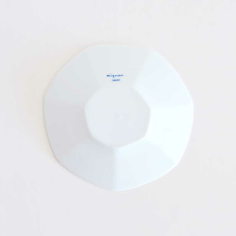 安定感のある裏面です