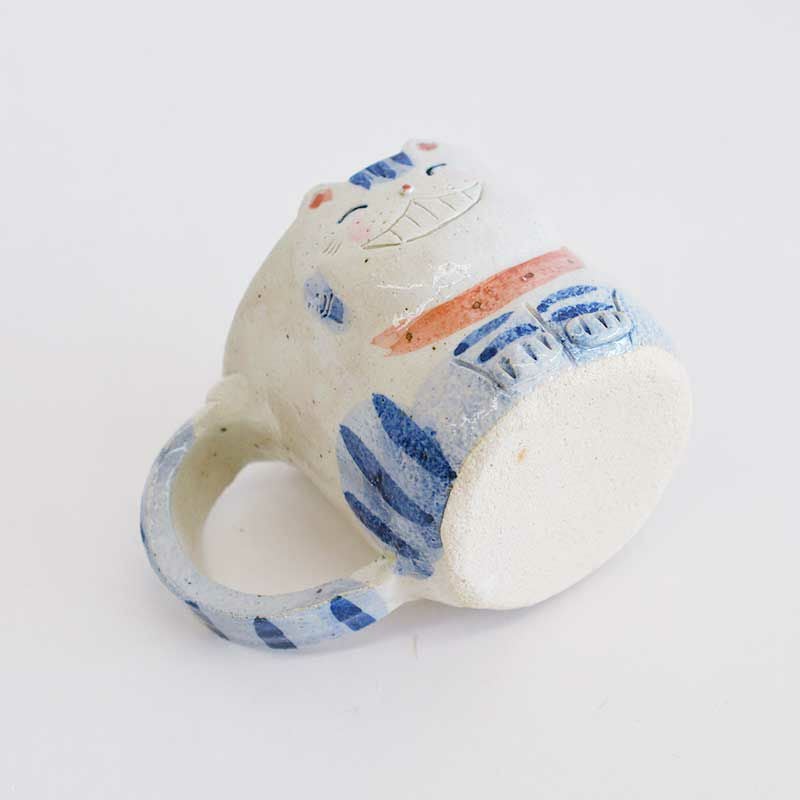 立体的なネコのレリーフがかわいい