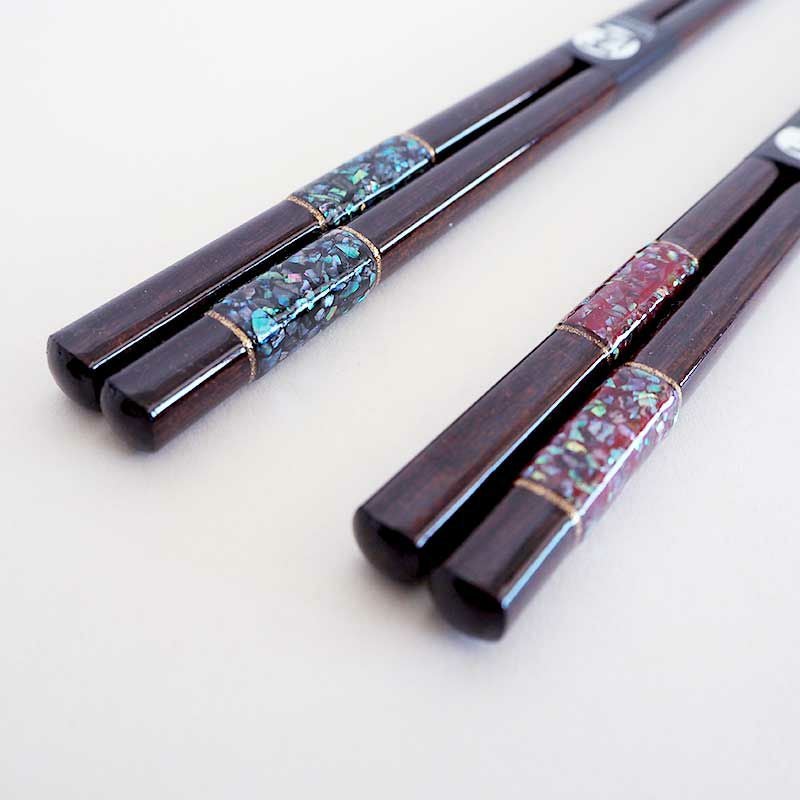 万華鏡のように煌びやかなあわび貝の装飾です