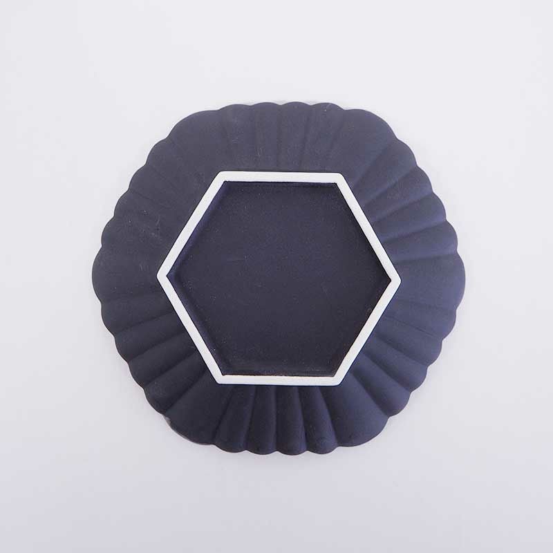 裏面はマットな釉薬が施されています