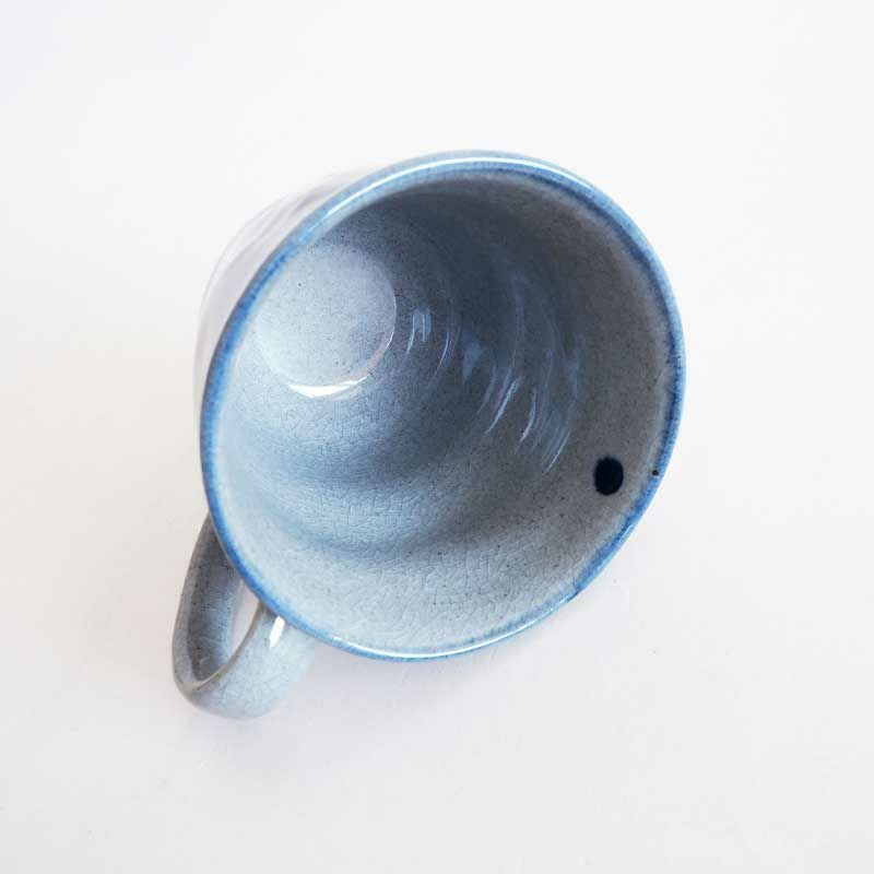 飲み口の青のラインが全体を引き締めます