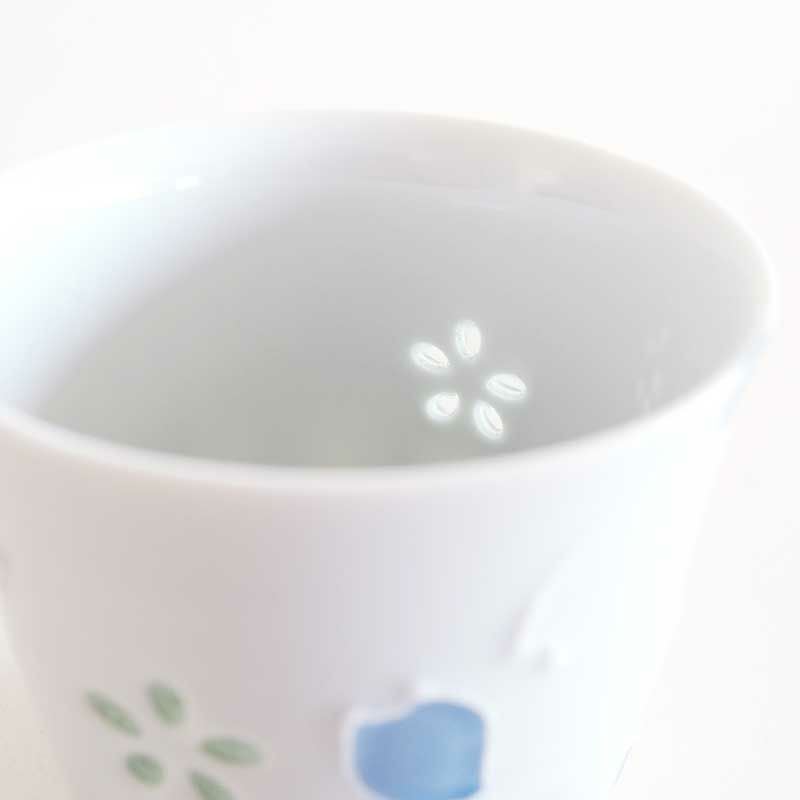 光が透けて見える透かし彫り