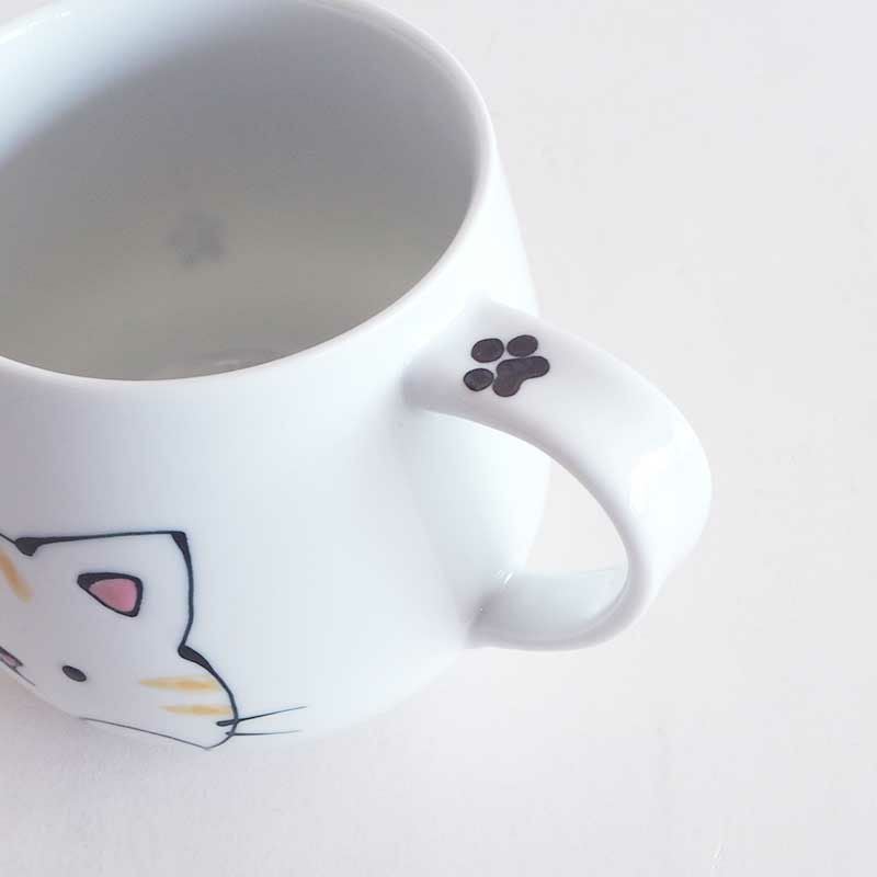 足跡がアクセントの持ち手です