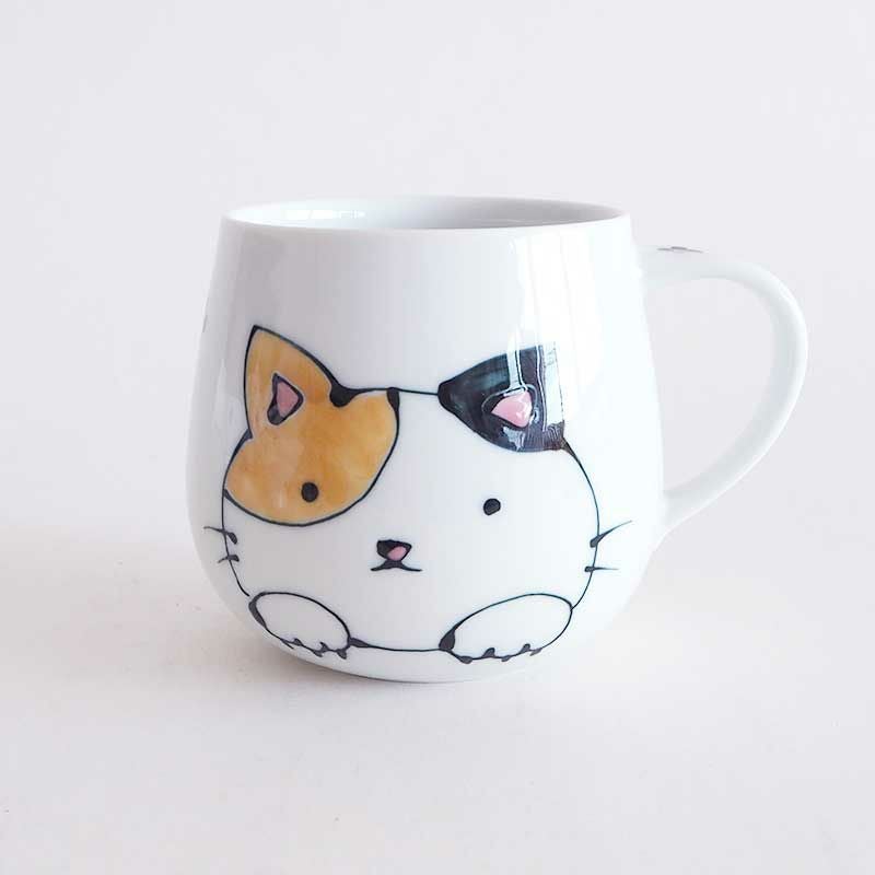 前足をちょこんと出したミケネコちゃん