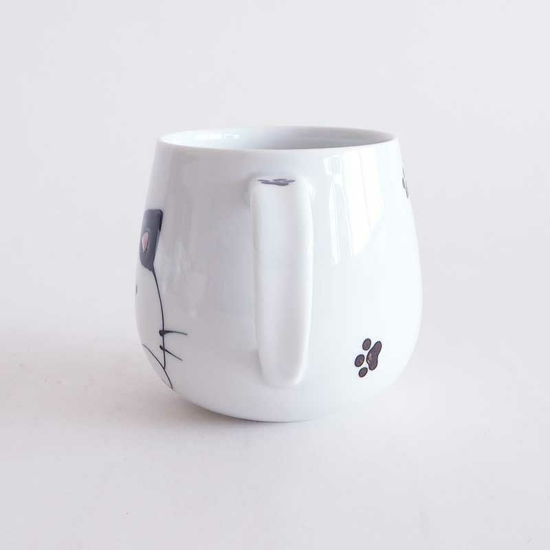 にゃんこの足跡が散りばめられています