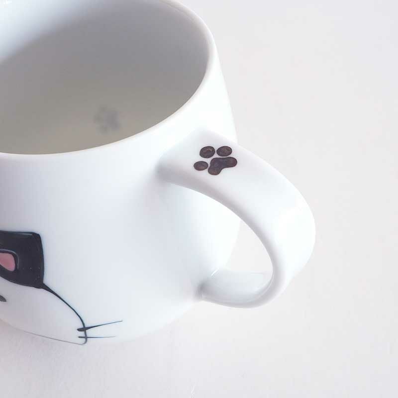 足跡がアクセントの持ち手です