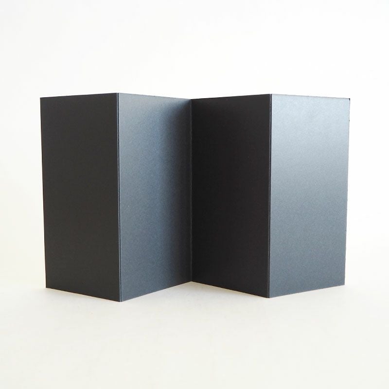 屏風の裏側は黒