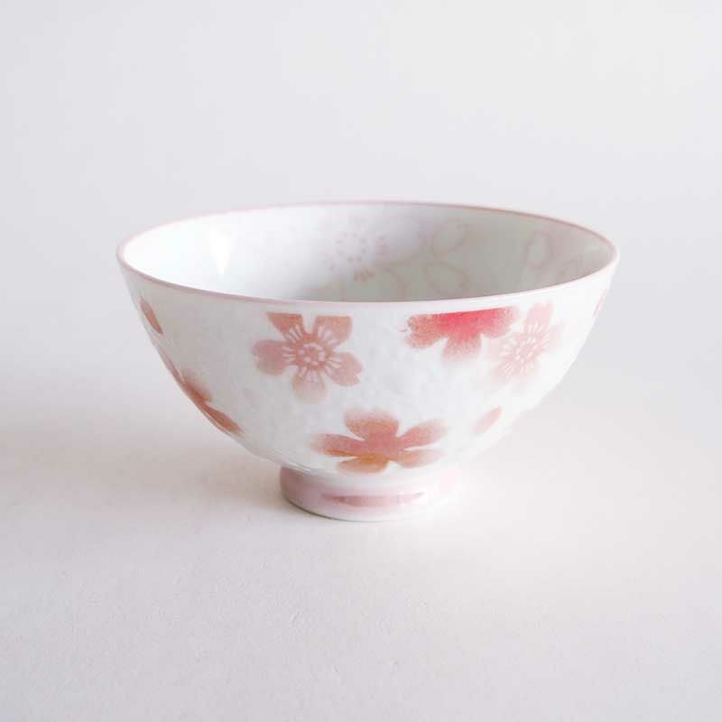 淡い桜が躍るように散りばめられています