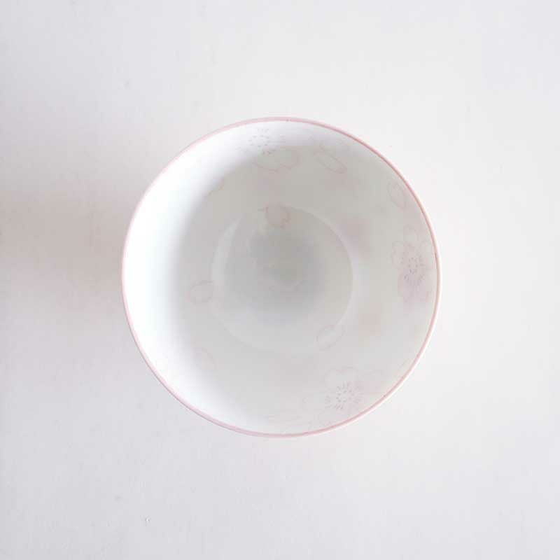 透き通るような白磁に繊細な花が描かれています