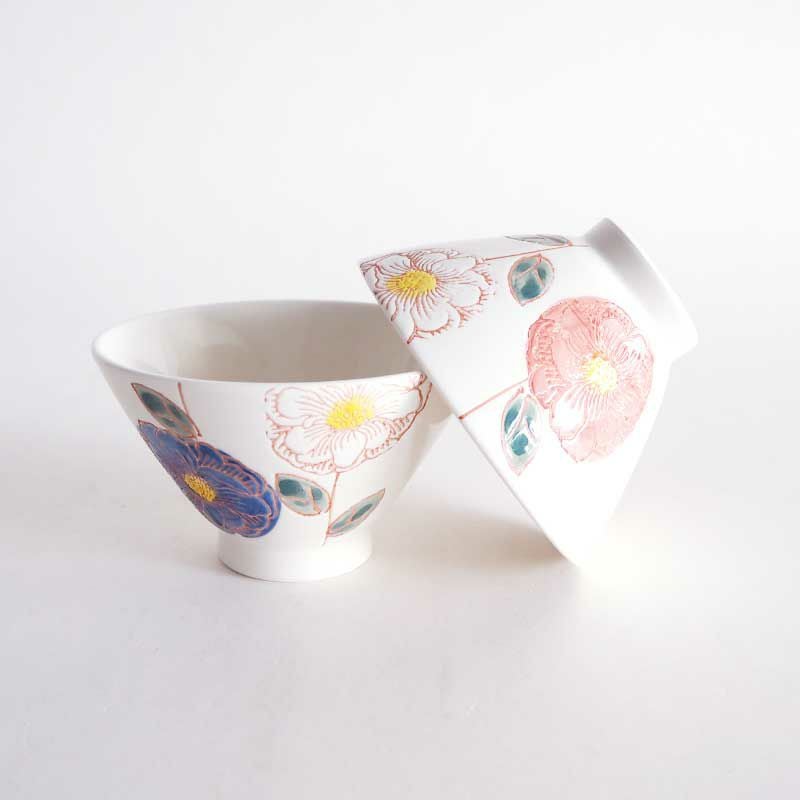 アイボリーの生地に大胆に描いた花が印象的です