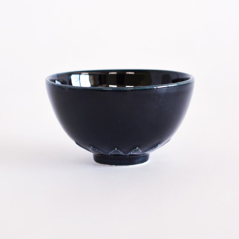 艶のある深い紺色の釉薬が美しい