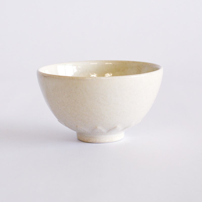 艶のある白の釉薬がシンプルなデザインに合います