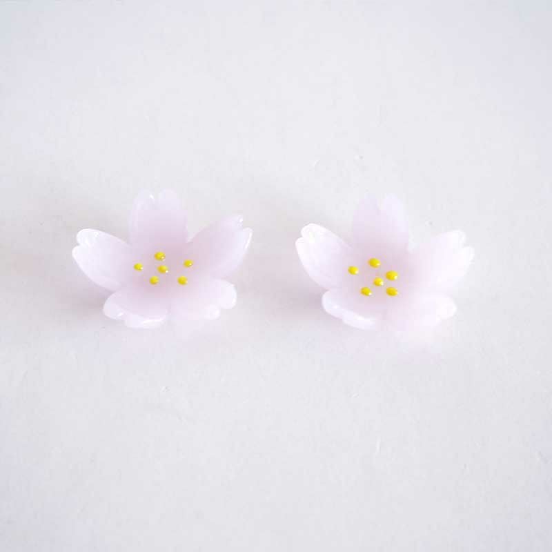 淡いピンクのガラス製です　