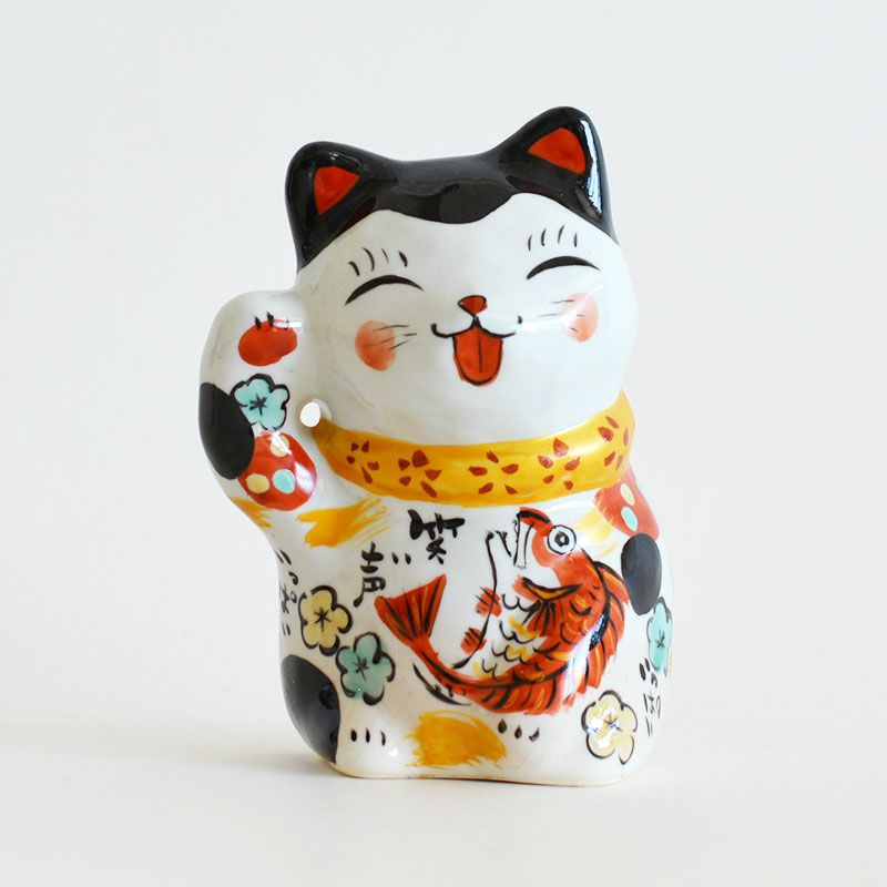 右手を挙げた猫は「金運を招く」といわれています