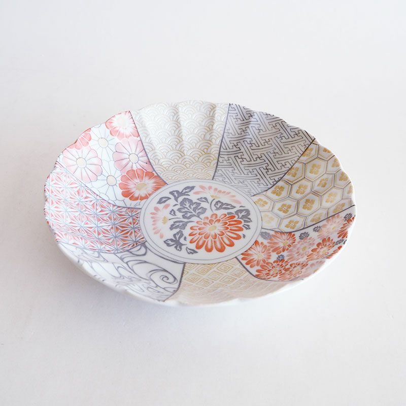 下段の深皿は深みがあるのでシチューなどにも使えます