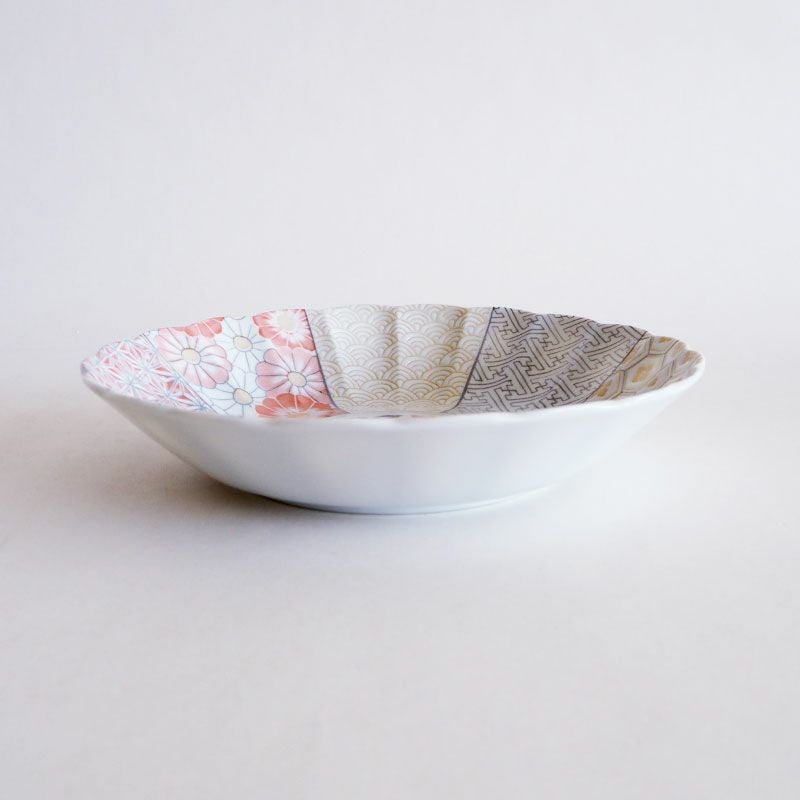 下段の深皿は深みがあるのでシチューなどにも使えます