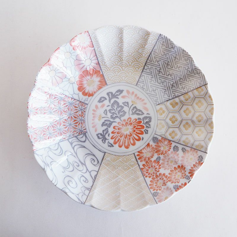 菊をモチーフにした形状に祥瑞の絵柄が華やかです