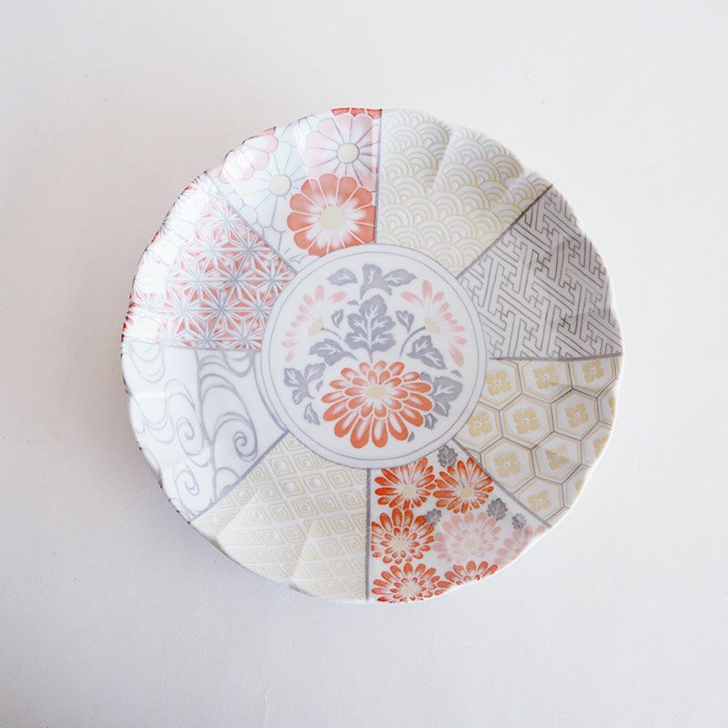 菊をモチーフにした形状に祥瑞の絵柄が華やかです