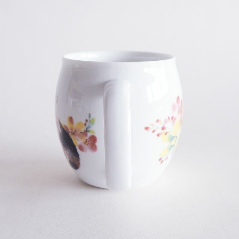 カップの周囲にやさしいタッチで描かれています