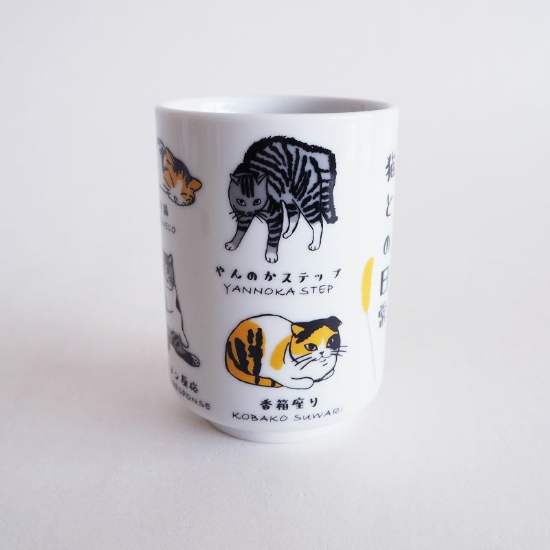 猫の一日を描いたユーモラスな湯呑です