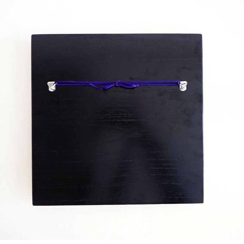 壁に掛けられる紐がついています