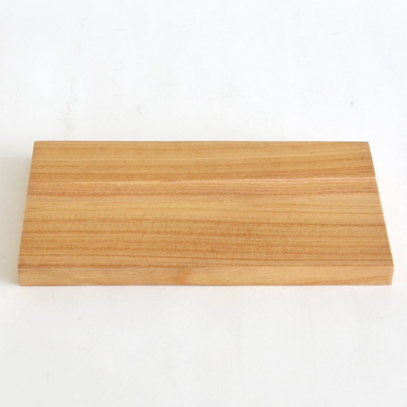 ナチュラルな木板がついています