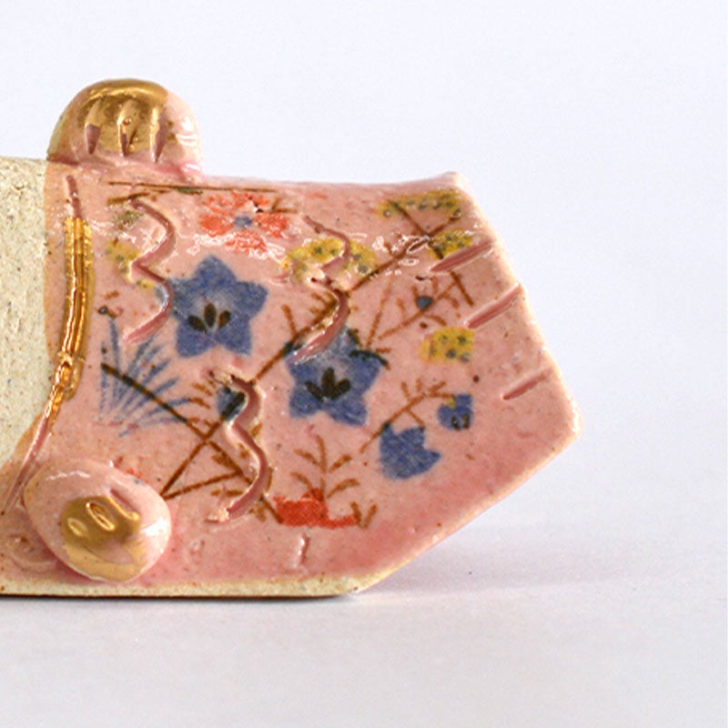 花の絵柄が施されています