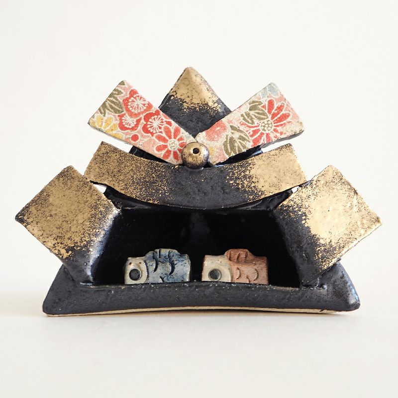 土岐市の町に開窯して60年の豊大窯の五月人形です。