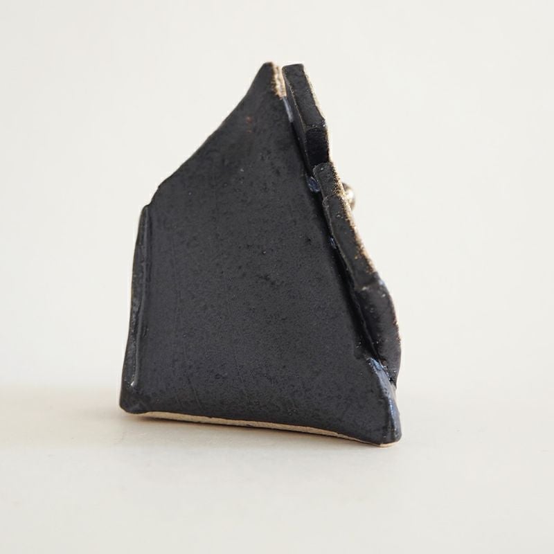 型を使わず手作りに拘り、丁寧な手作業で作られています。