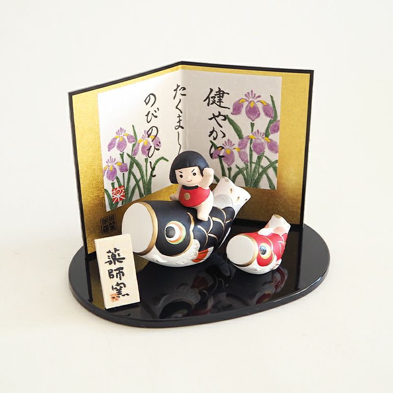 真鯉の上に跨った勇ましくも可愛らしい金太郎