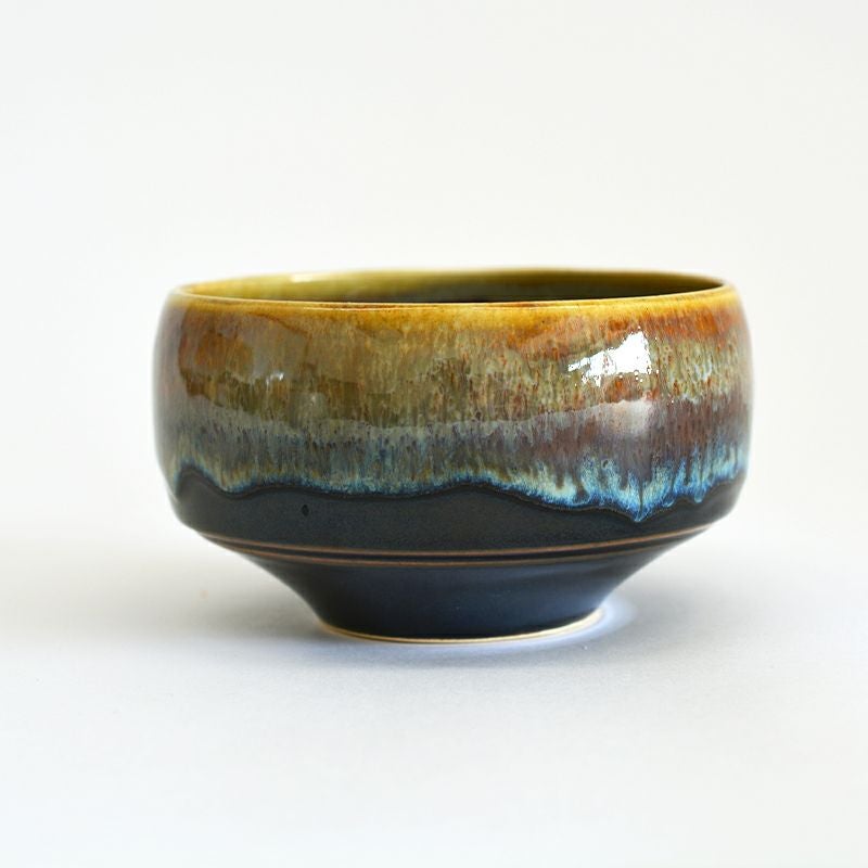 ベーシックな天目釉に上釉がけで表情を持たせた器