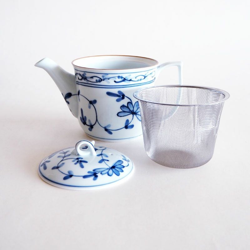 ステンレス製の茶こしが付きます