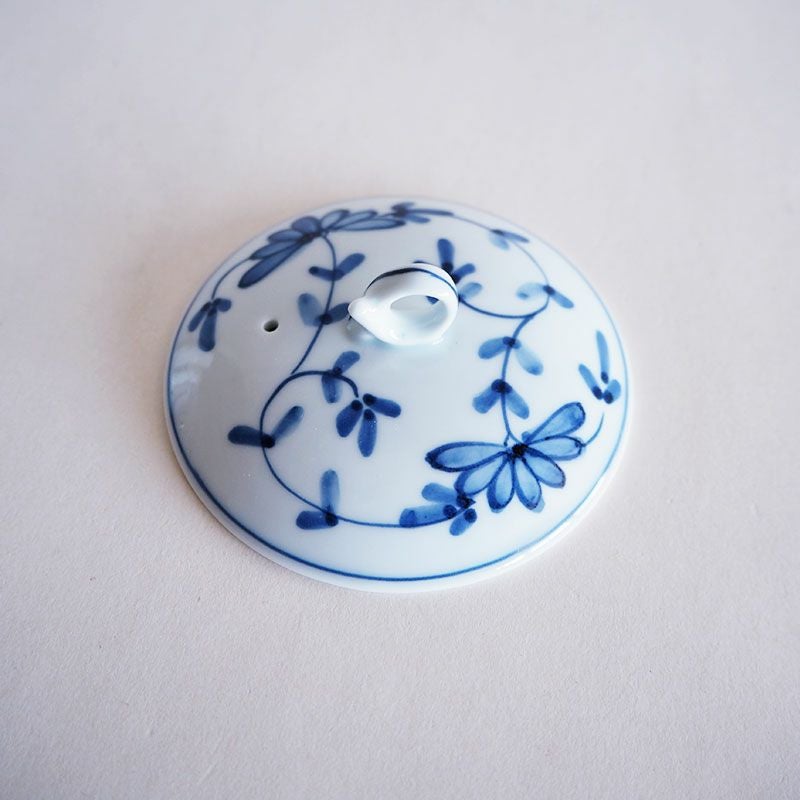 摘まみやすいハンドルが付いた蓋です
