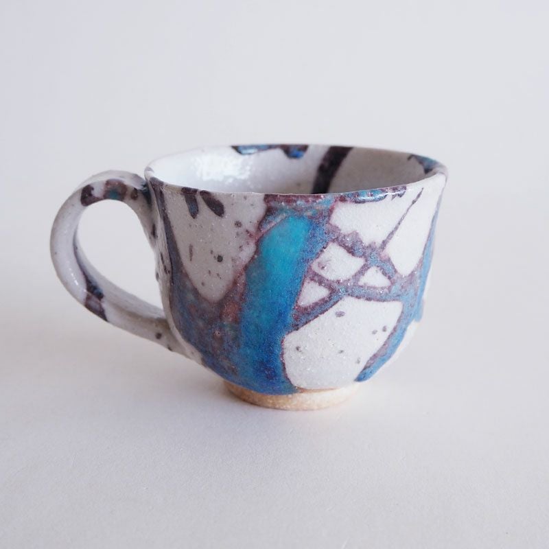 大胆に釉薬を掛けた模様が印象的です