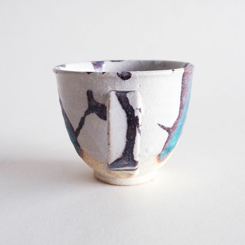 コバルトブルーのラインが印象的なマグです