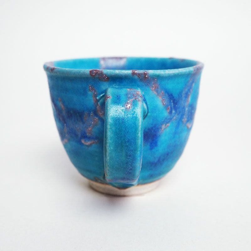 マットなターコイズブルーの釉薬が印象的です