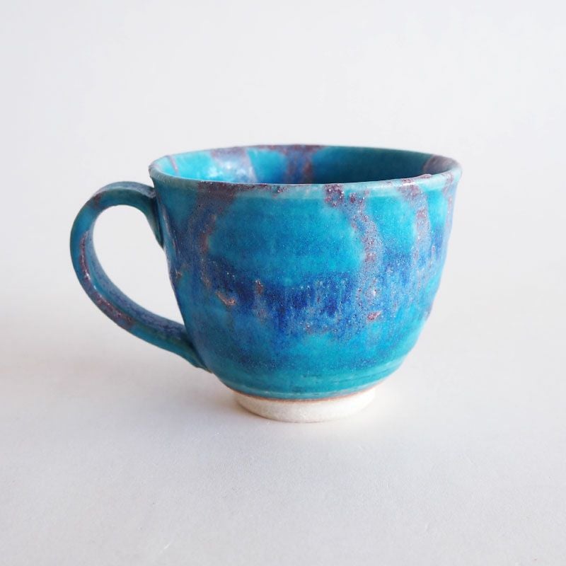 マットなターコイズブルーの釉薬が印象的です