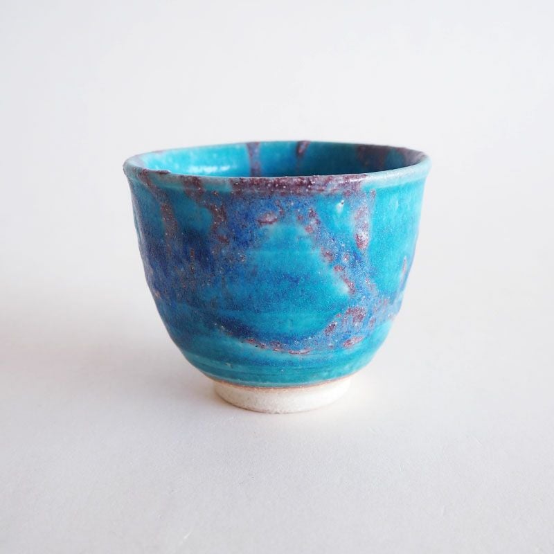 マットなターコイズブルーの釉薬が印象的です