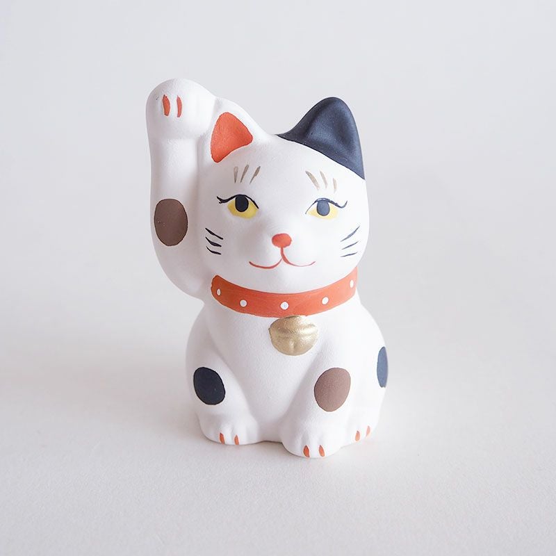 右手を上げた招き猫は金運を招くと言われています