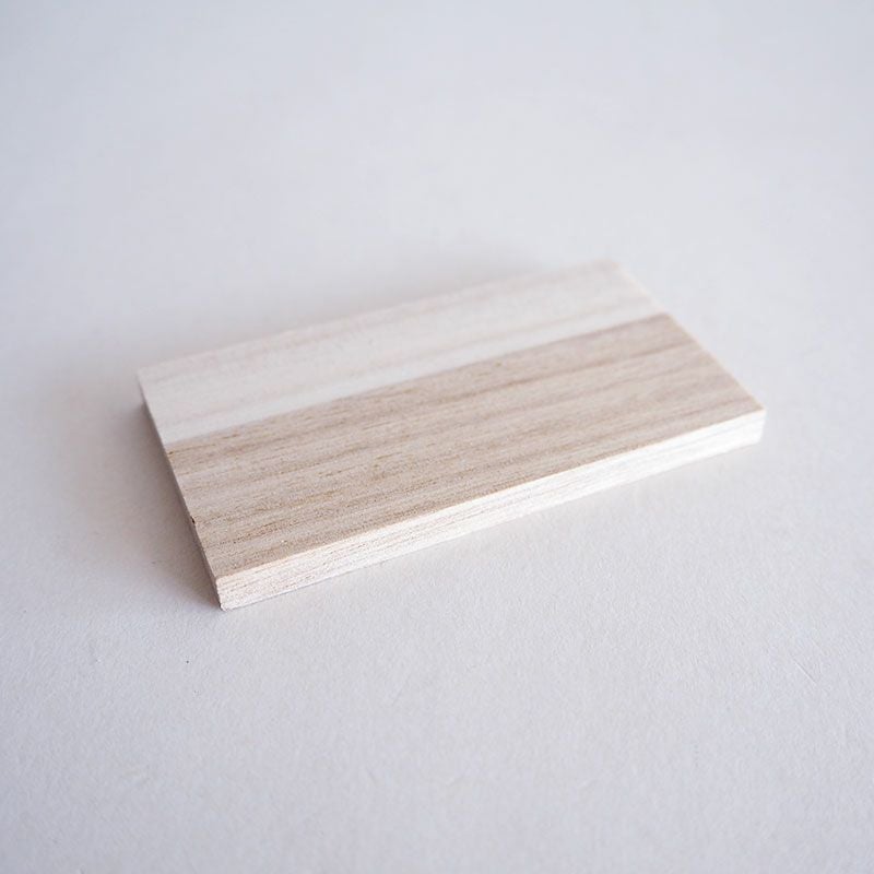 木製の台座です