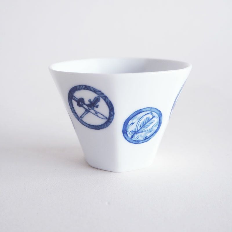 白磁に染付の七福丸紋が描かれています