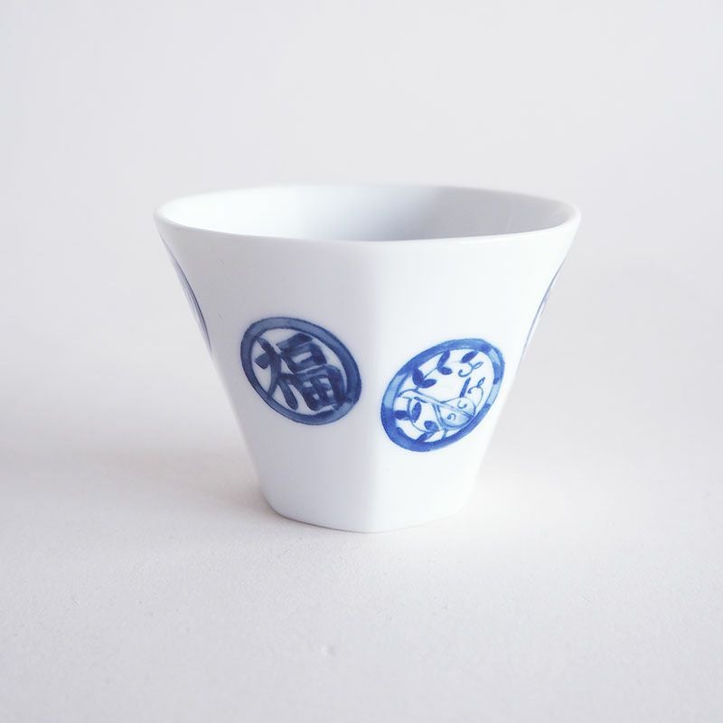 白磁に染付の七福丸紋が描かれています