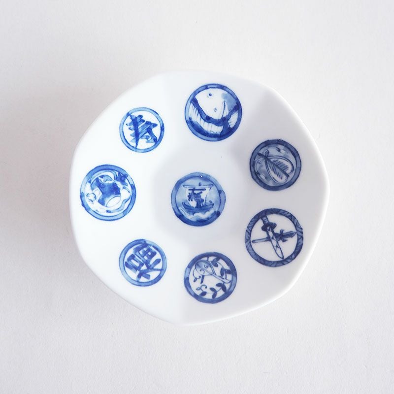 7角形のモダンな形状に七福の丸紋が描かれた茶托です