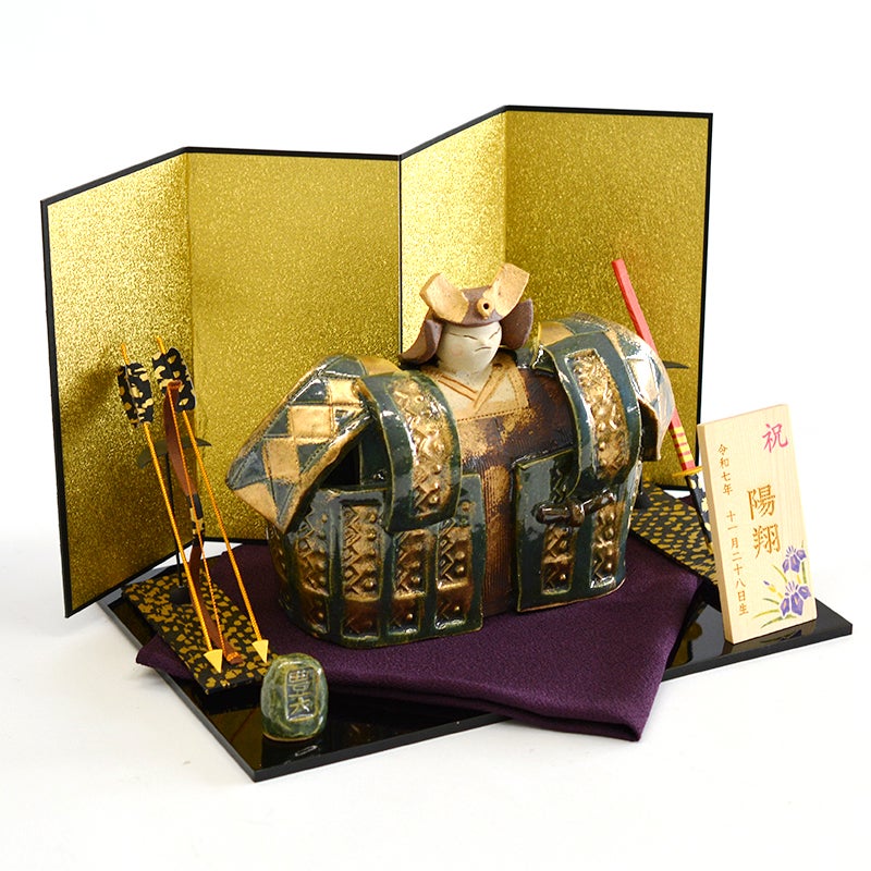 武者人形の両脇に弓と矢を飾ります